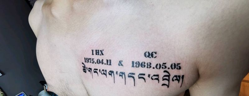 名字生日祝福纹身图片_胸部图腾花体字纹身图案