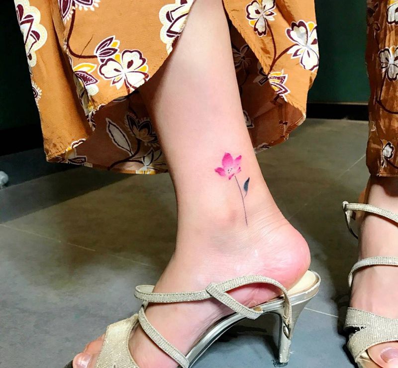 小花花纹身图片_清新植物腿部纹身图案