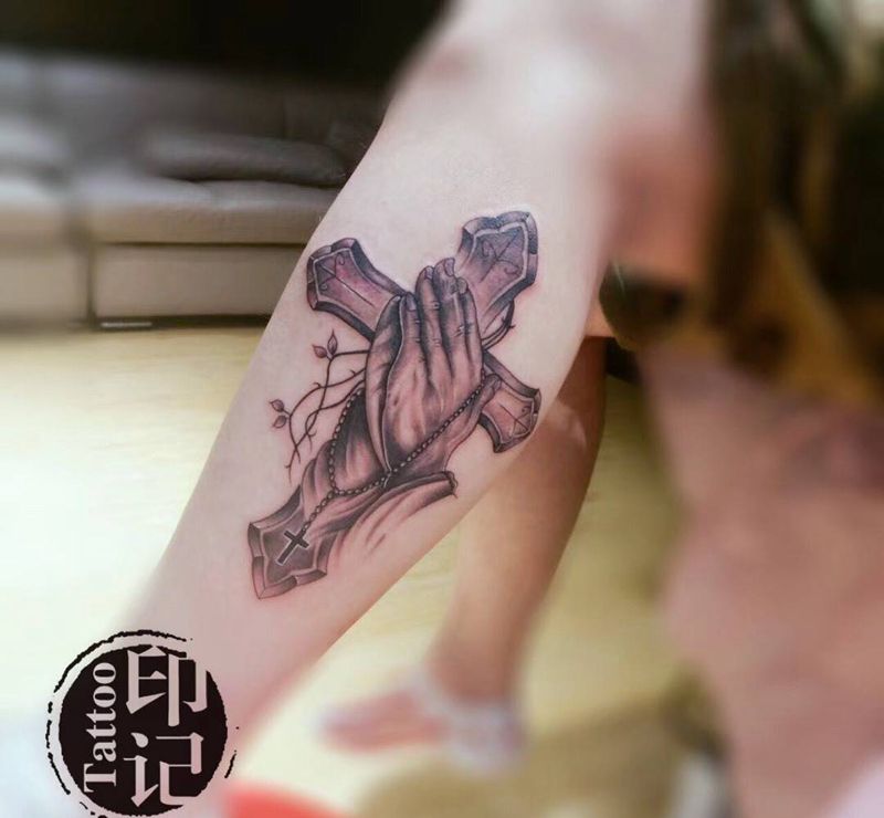 祈祷之手纹身图片_成品腿部传统写实肖像宗教人物纹身图案