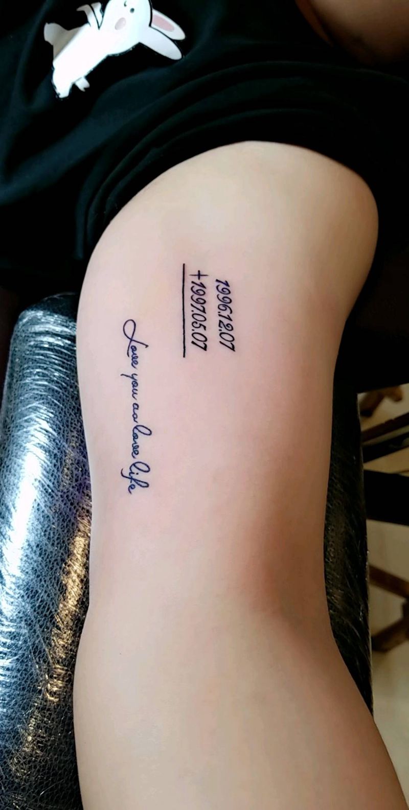 英文＋生日＝网红款？纹身图片_手臂花体字几何数字纹身图案