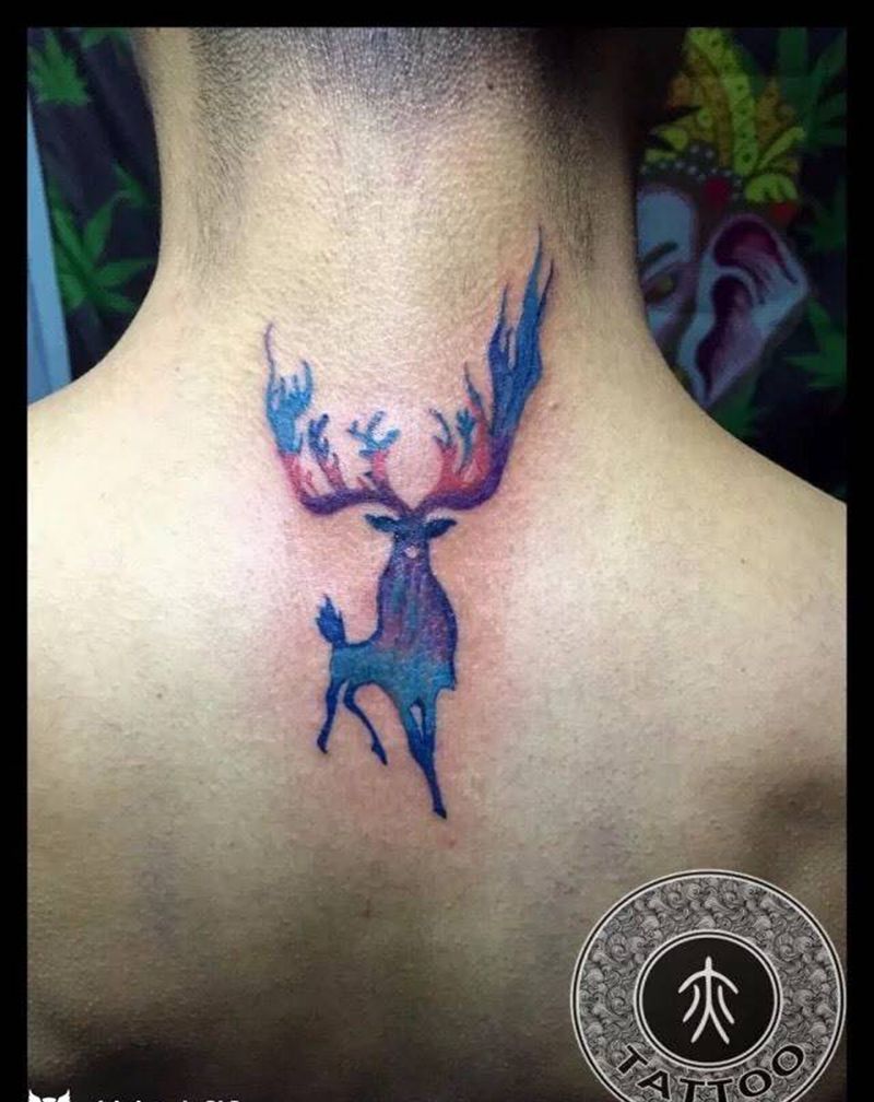 麋鹿纹身图片_颈部清新动物纹身图案