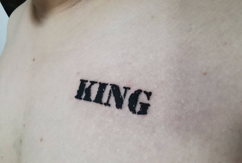 King纹身图片_胸部花体字纹身图案