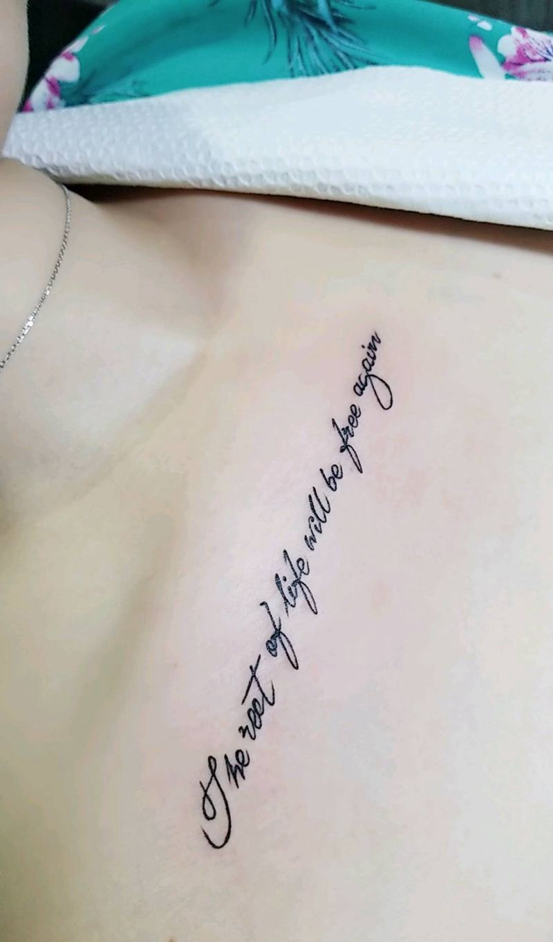 小英文纹身图片_胸部花体字纹身图案