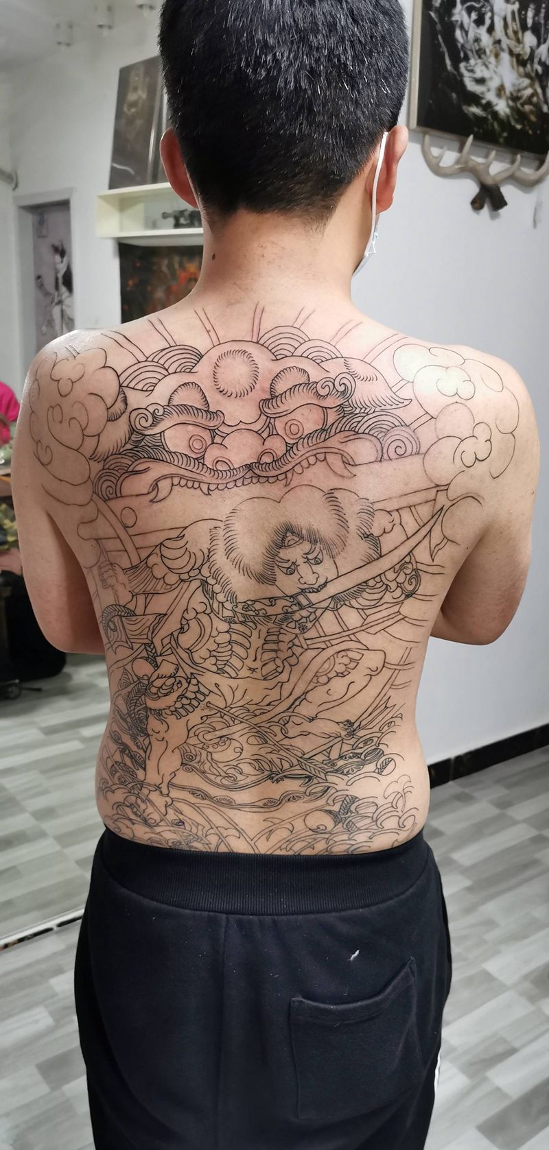 张顺破水门线条纹身图片_背部老传统纹身图案