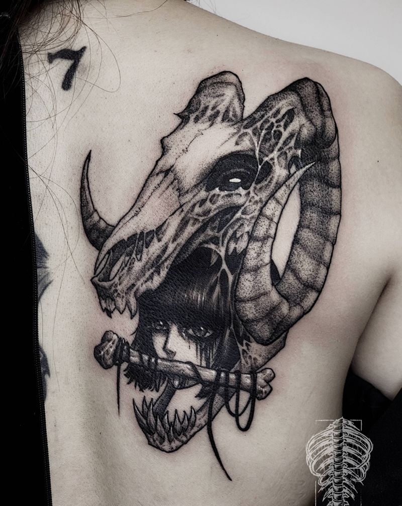 羊骨萝莉纹身图片_背部暗黑羊纹身图案