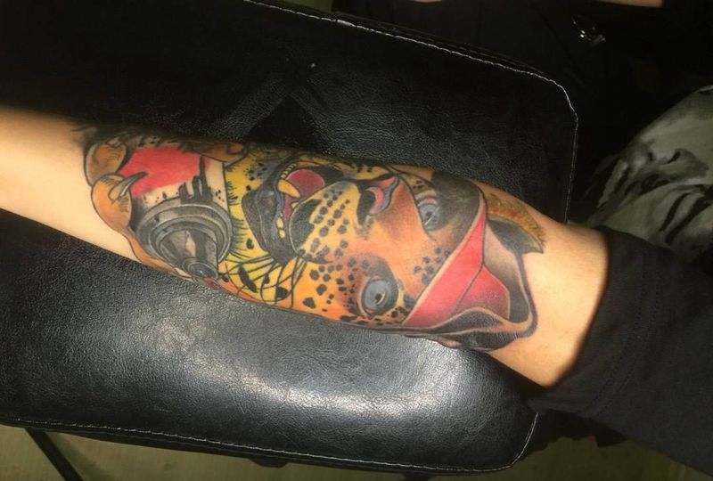 帅哥的纹身恢复好了 