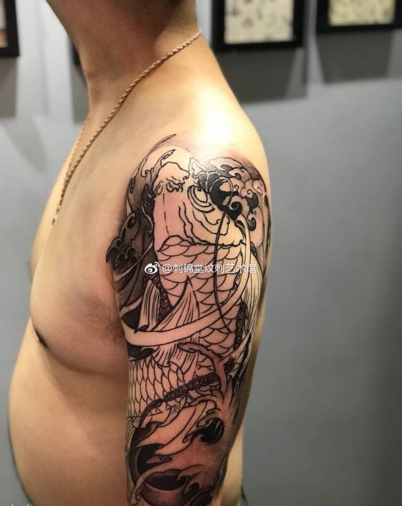 今日作品更新：鲤鱼大臂背景雾（未完待续）…调整心态 速度放慢纹身图片