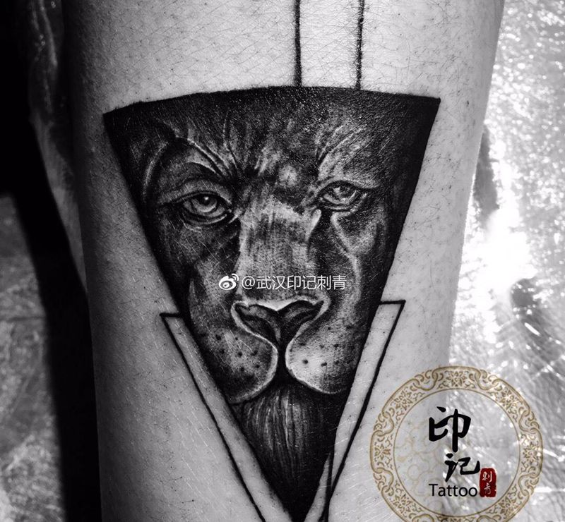 小腿狮子纹身图片_欧美写实腿部成品动物纹身图案