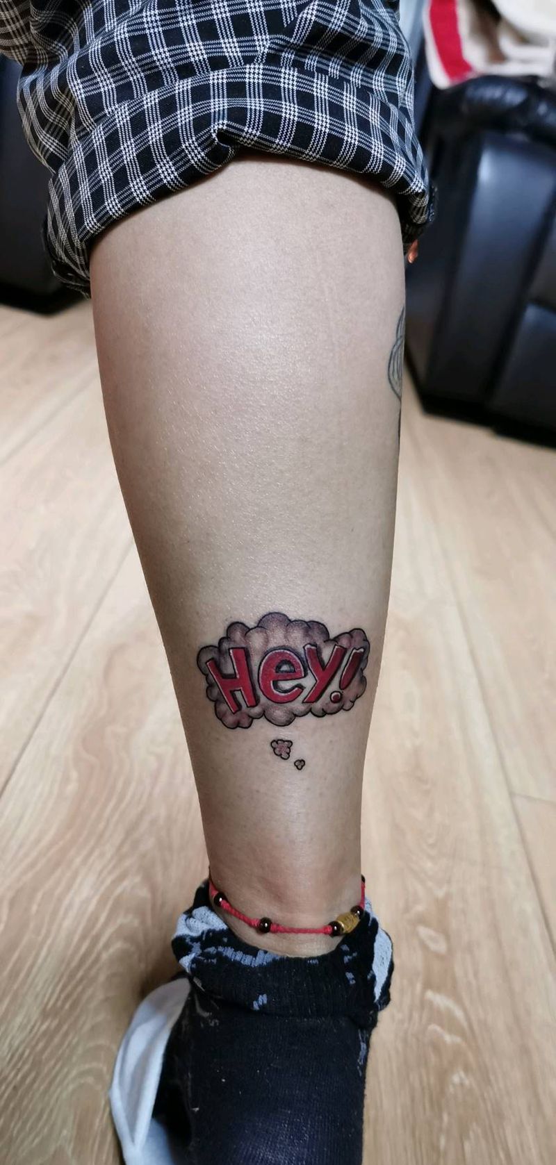 Hey纹身图片_腿部花体字纹身图案
