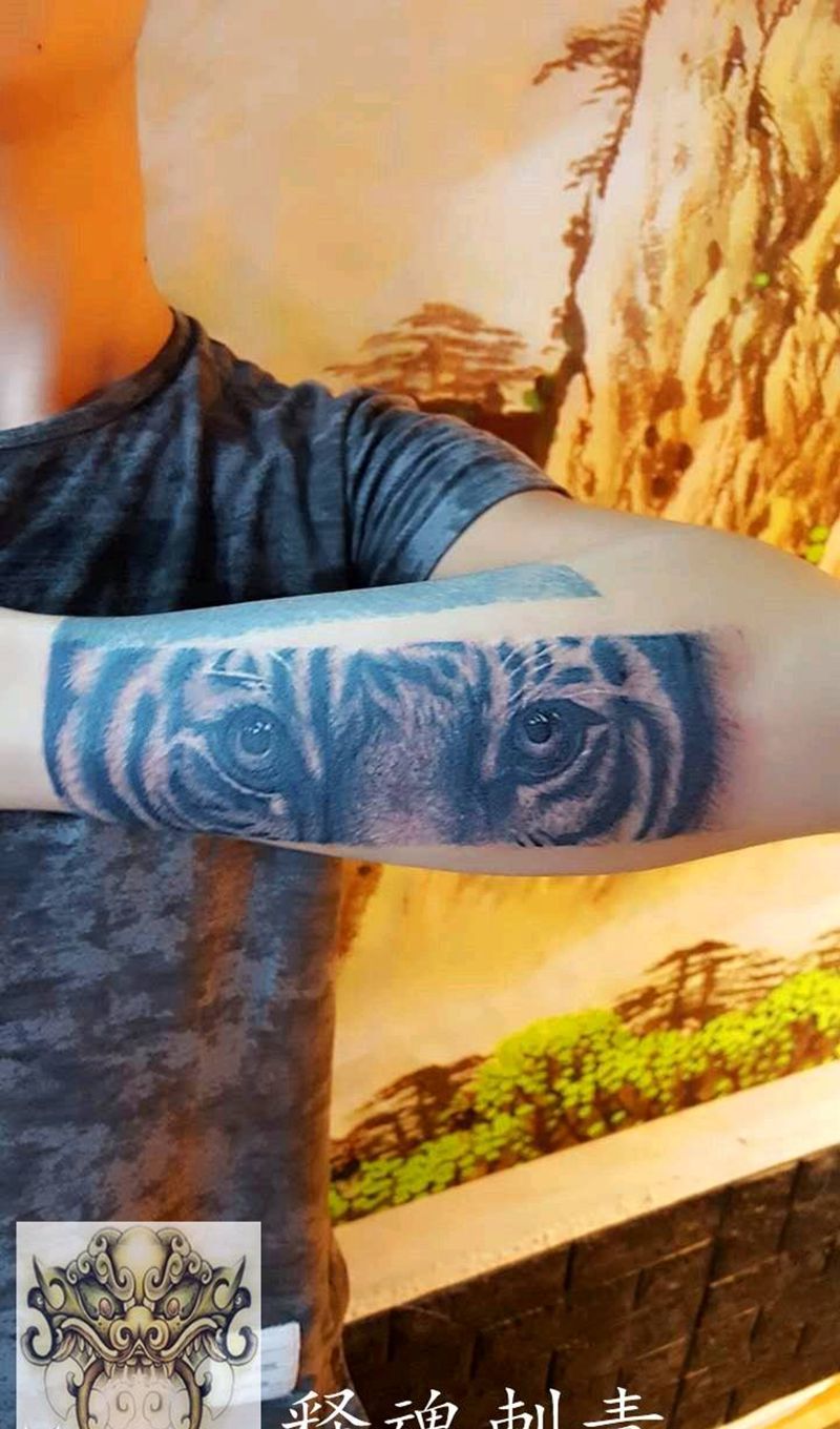 虎 眼纹身图片