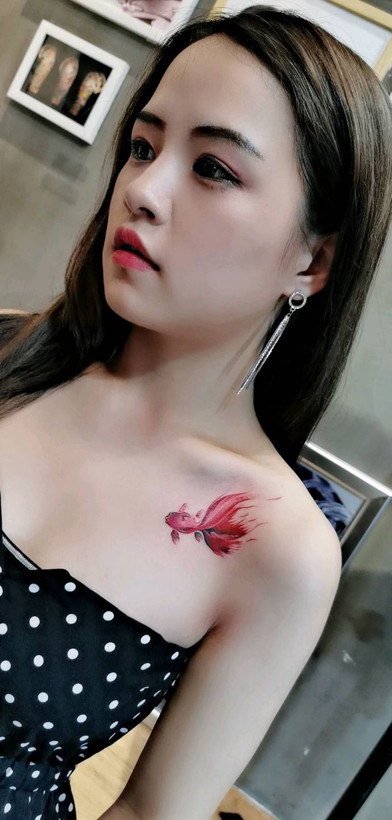 金鱼纹身图片_胸部水彩水墨纹身图案