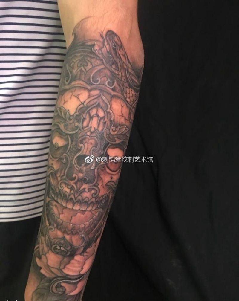 今日作品更新：小臂嘎巴拉纹身图片