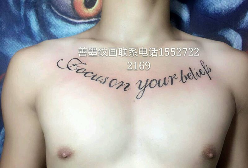 英文花胸纹身图片