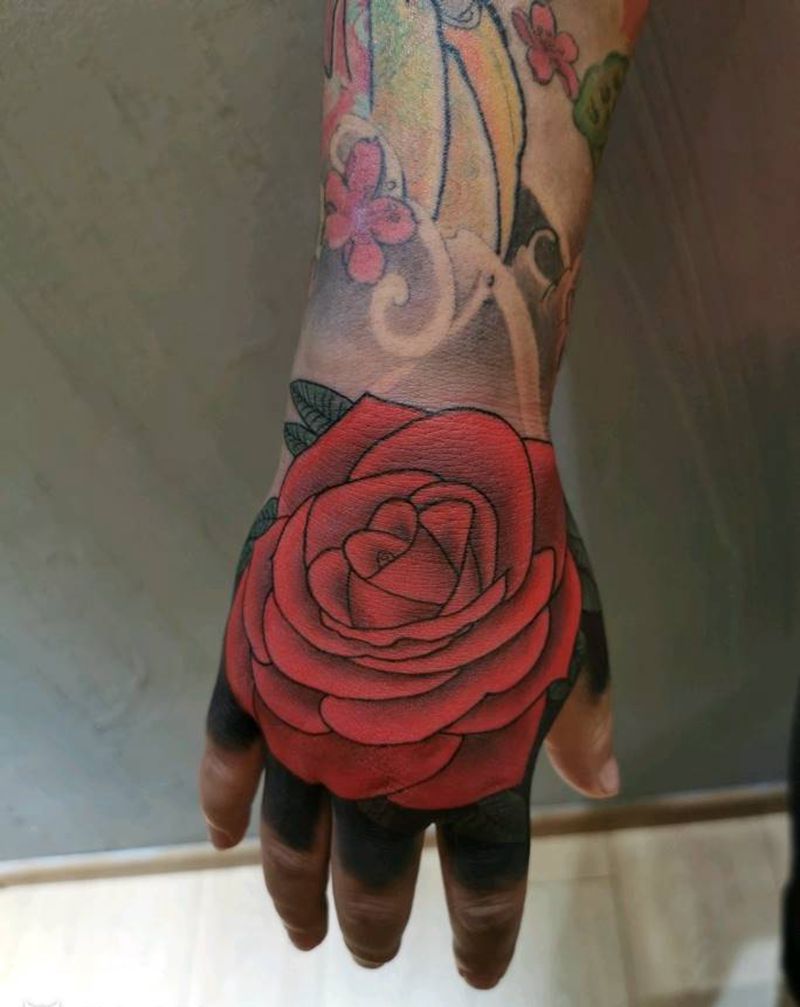 玫瑰花遮盖纹身图片_手臂欧美写实水彩纹身图案