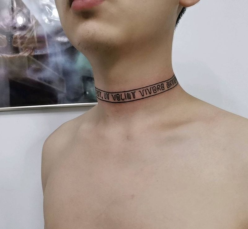 英文项圈纹身图片_颈部花体字纹身图案