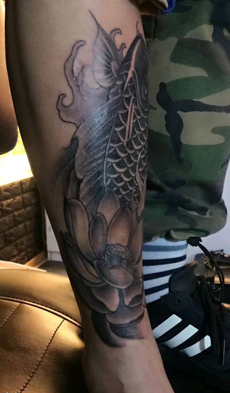 鲤鱼遮盖疤痕纹身图片