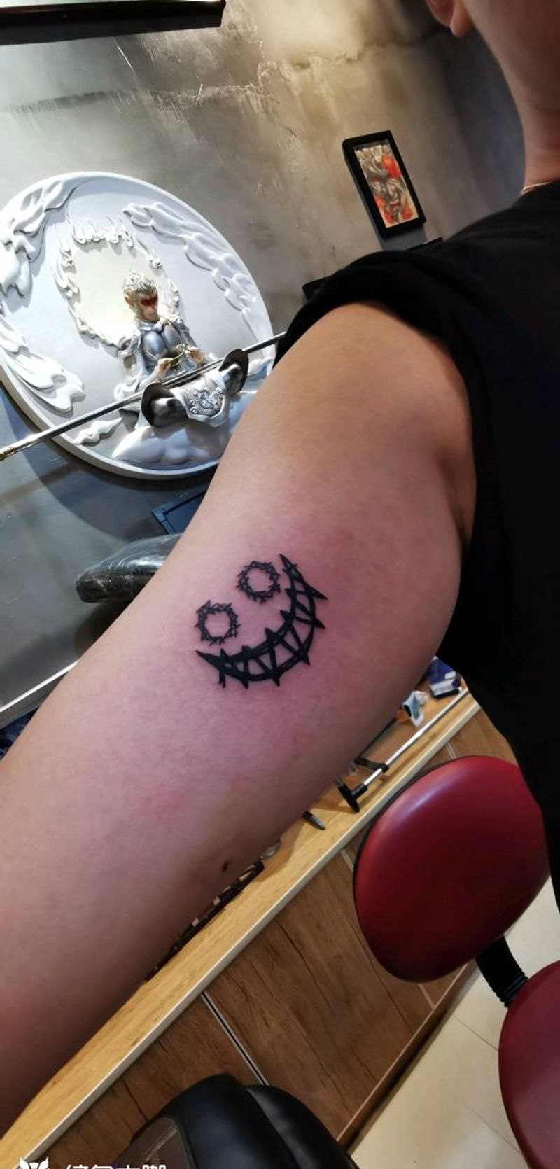 恶魔笑脸纹身图片_手臂图腾纹身图案