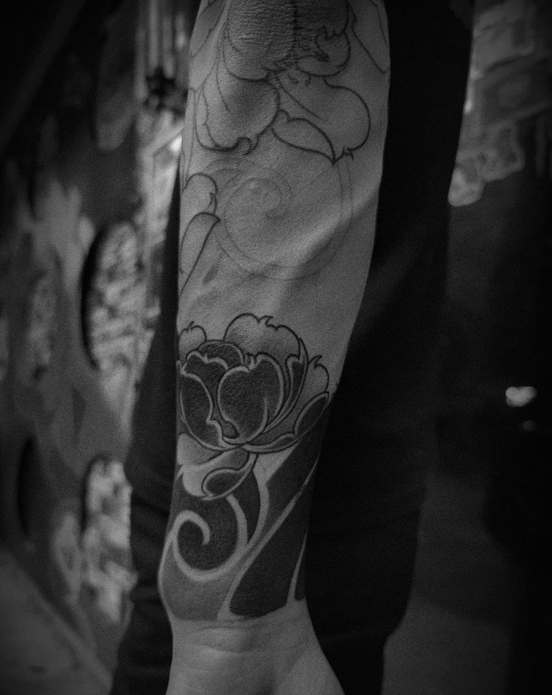 传统荷花纹身图片_手臂老传统纹身图案