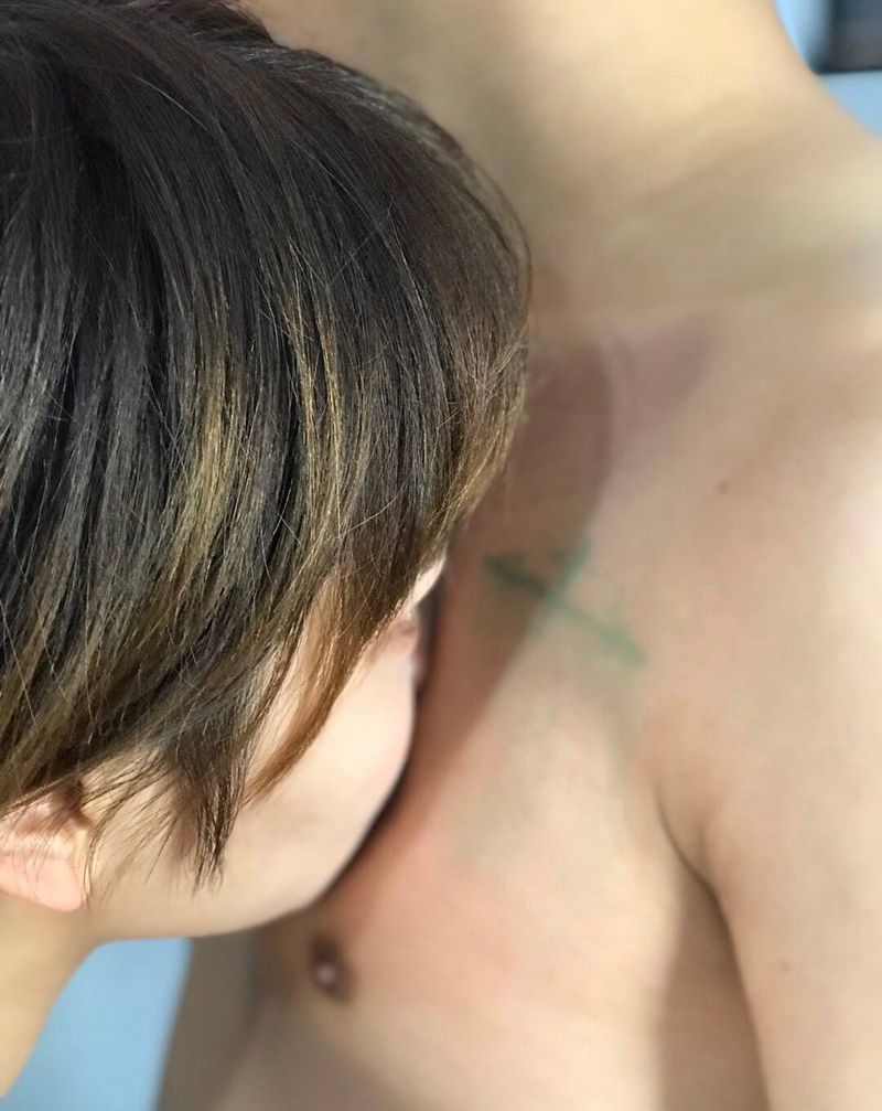 今工：情侣的唇印纹身图片