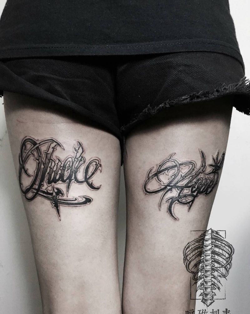 花体字纹身图片_臀部成品纹身图案