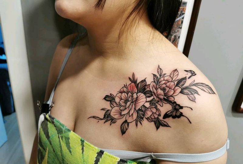 胸口素花纹身图片_胸部新传统点刺纹身图案