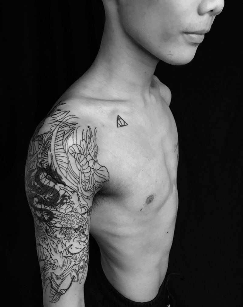 刺锦堂纹身#今日作品更新#大臂鲤鱼遮盖 #进度中纹身图片