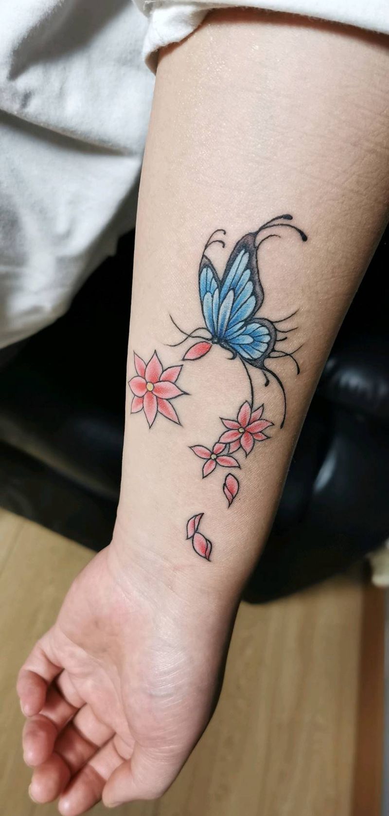 蝴蝶花纹身图片_手臂新传统纹身图案