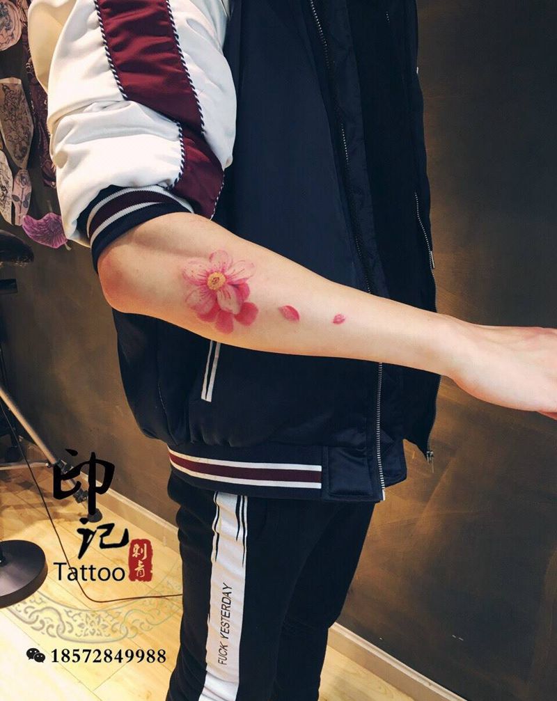 小臂樱花纹身图片