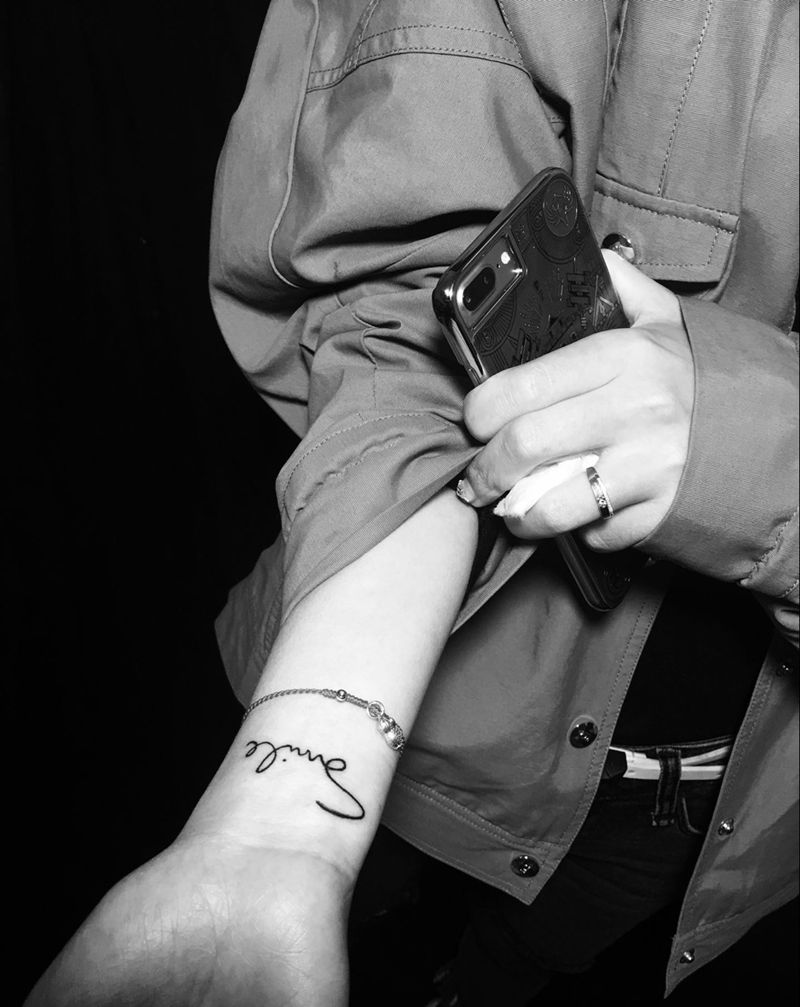 美女一口气怼了3个纹身图片