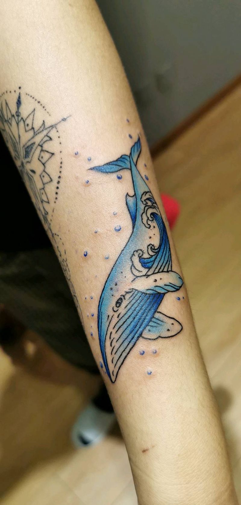 鲸鱼纹身图片_手臂水彩纹身图案