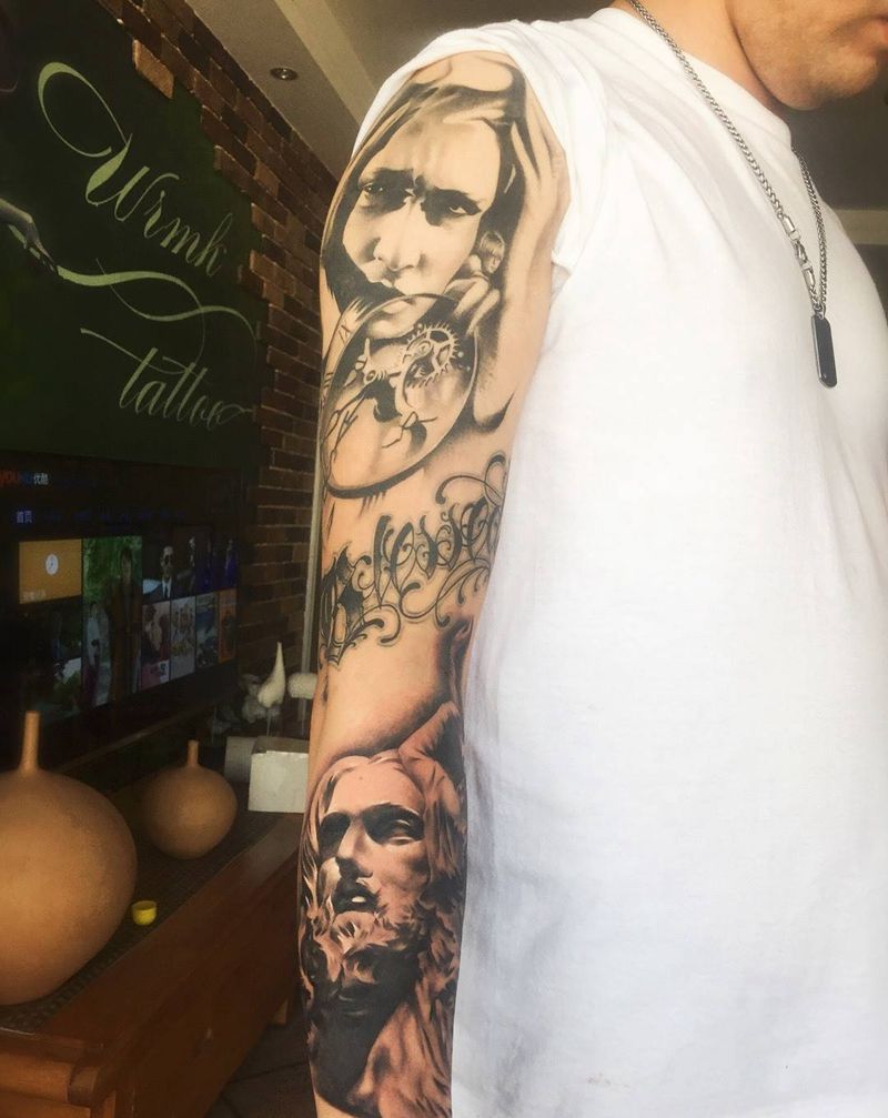 花臂黑灰纹身图片