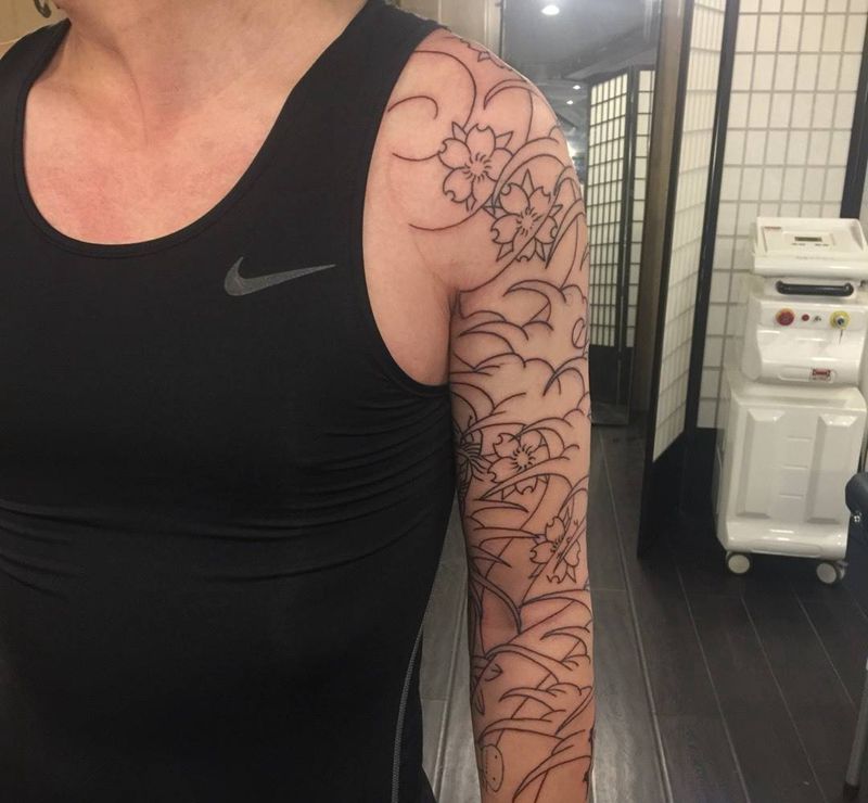 浪臂第一回合线条纹身图片_手臂传统原创人物成品纹身图案