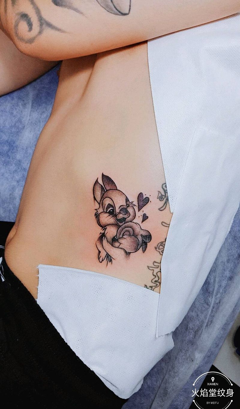 兔子纹身图片_腰部新传统纹身图案