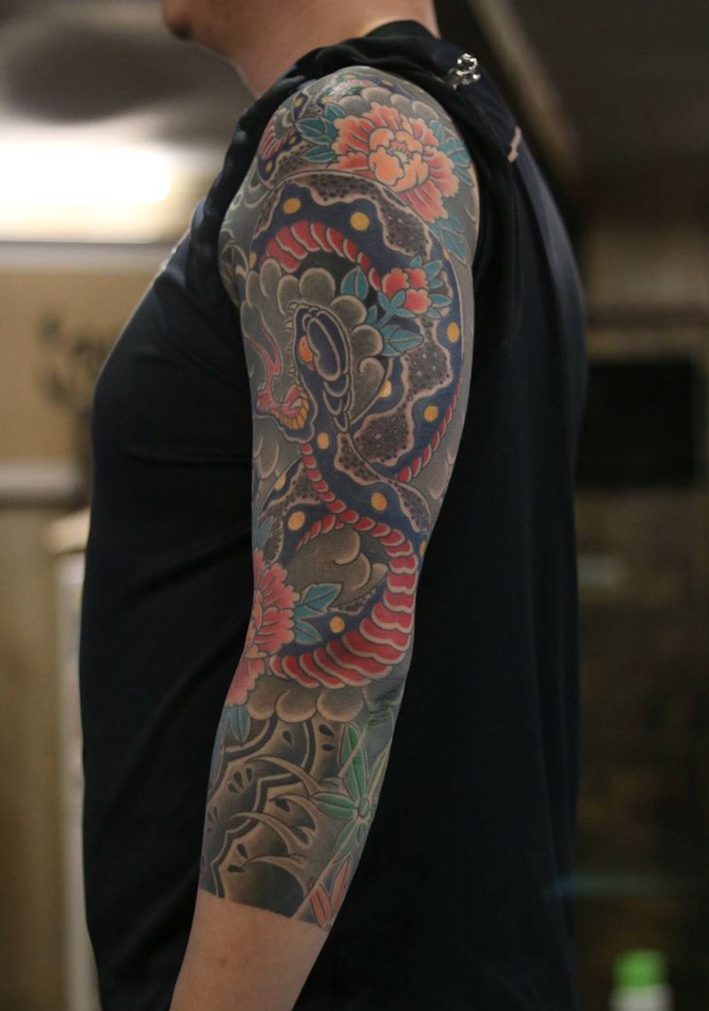 伝統紋身 蛇 牡丹纹身图片