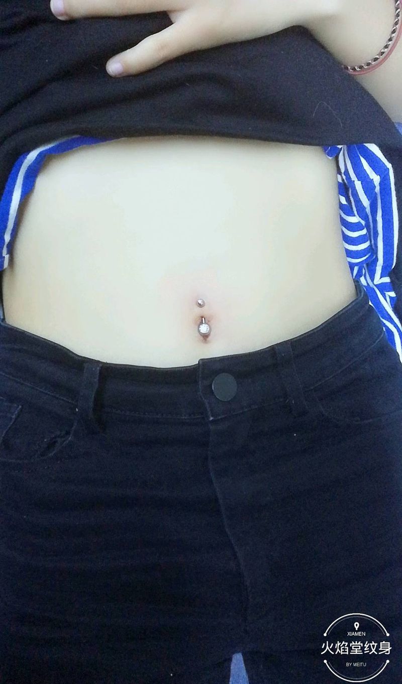 脐钉纹身图片_脐钉纹身图案