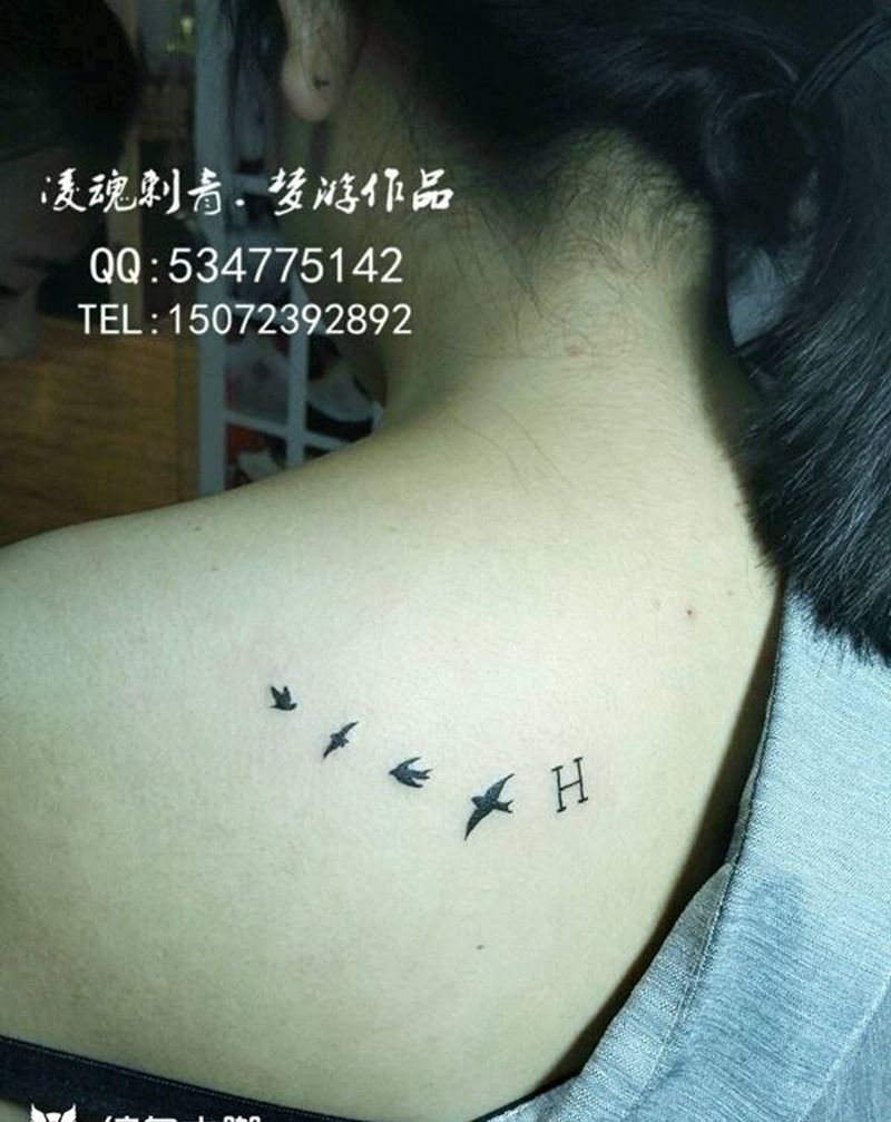 后肩小清新纹身图片_肩部清新字符动物纹身图案