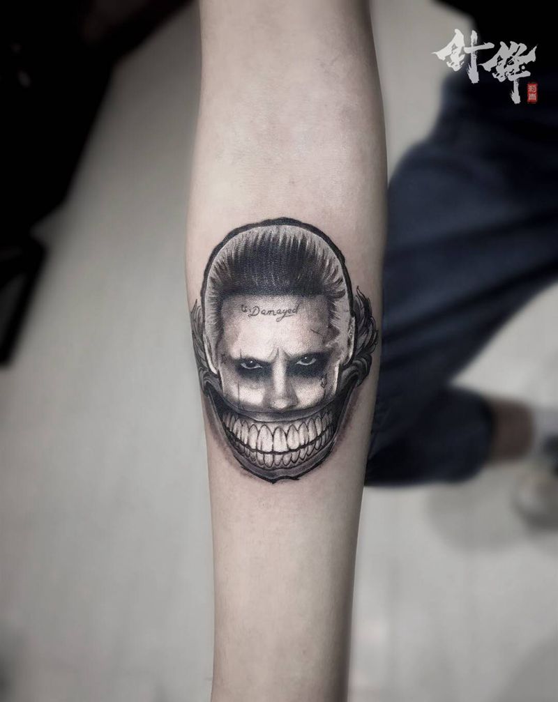 小丑男纹身图片_手臂欧美写实纹身图案