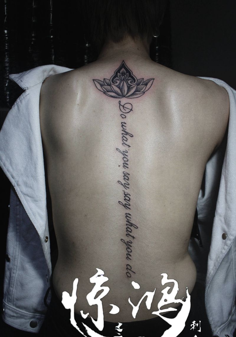 脊椎藏莲纹身图片_点刺脊椎纹身图案
