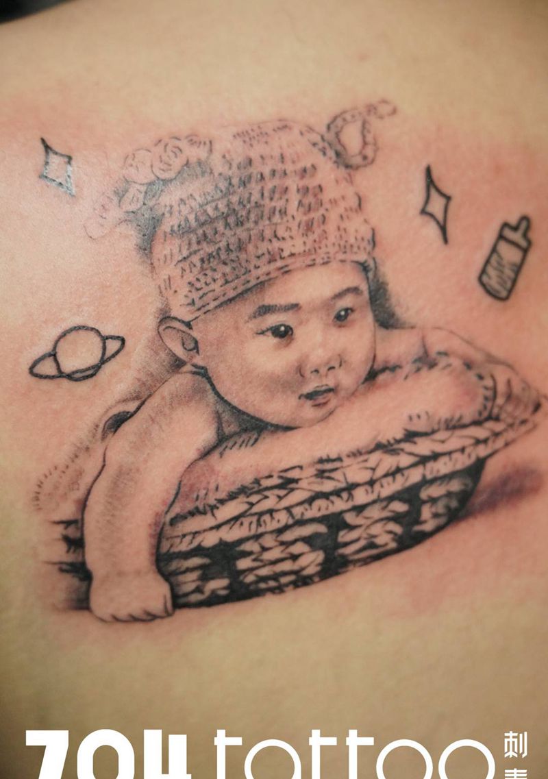 小宝贝一枚纹身图片_背部欧美写实纹身图案