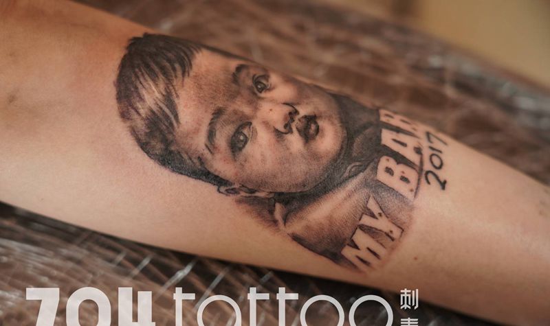 亲亲吧我的宝贝纹身图片_手臂欧美写实纹身图案