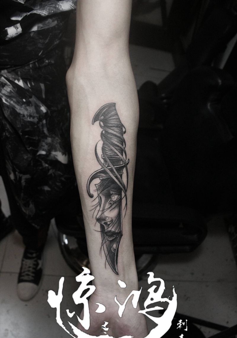 欧美小匕首纹身图片_手臂欧美写实纹身图案