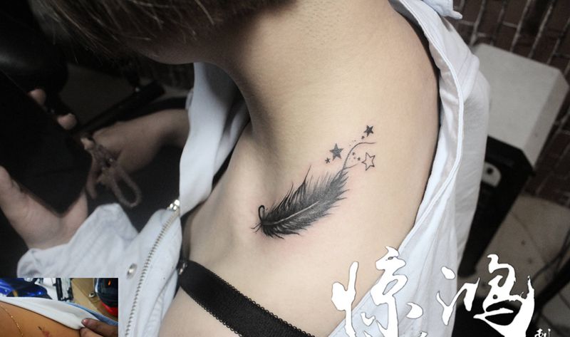 羽毛 遮盖纹身图片_肩部纹身图案