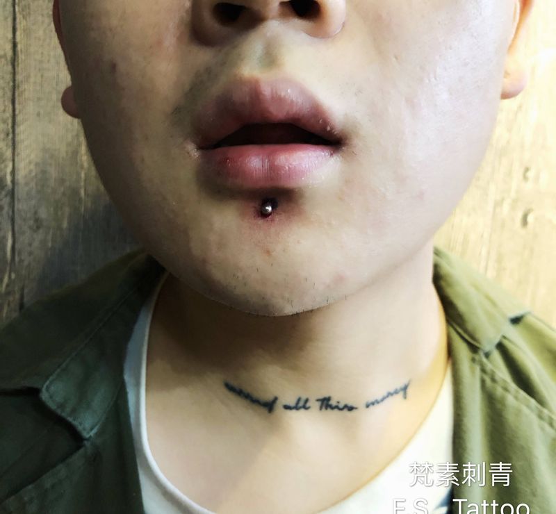 穿孔纹身图片_颈部纹身图案