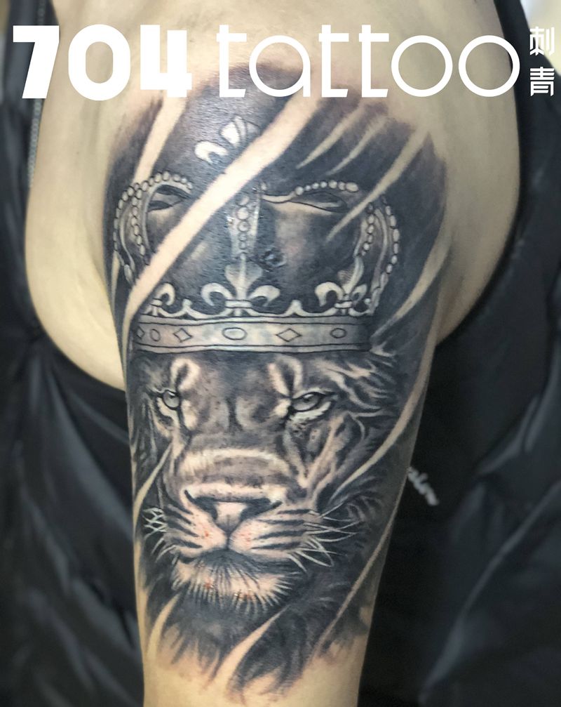 红烧狮子头纹身图片_手臂欧美写实纹身图案
