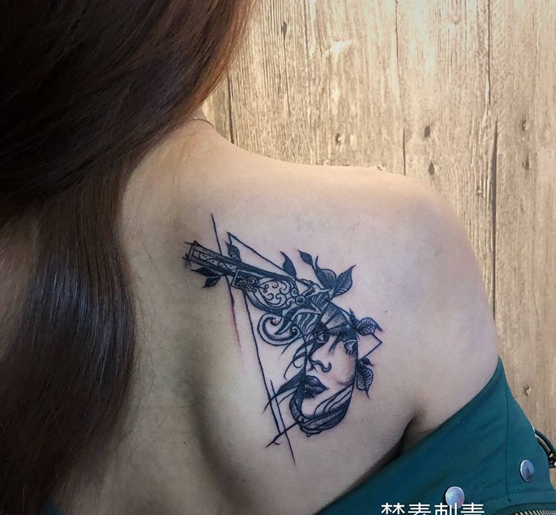 手枪纹身图片_几何纹身图案