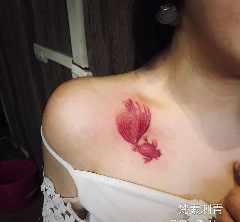 金鱼纹身图片_肩部水墨纹身图案
