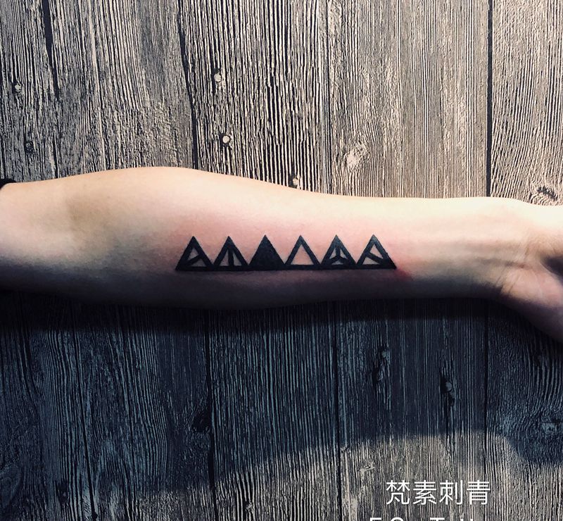 三角纹身图片_手臂纹身图案