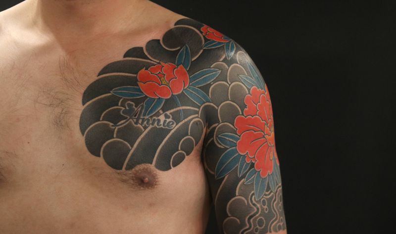 牡丹五分袖纹身图片_胸部手臂老传统牡丹日式半胛五分袖纹身图案