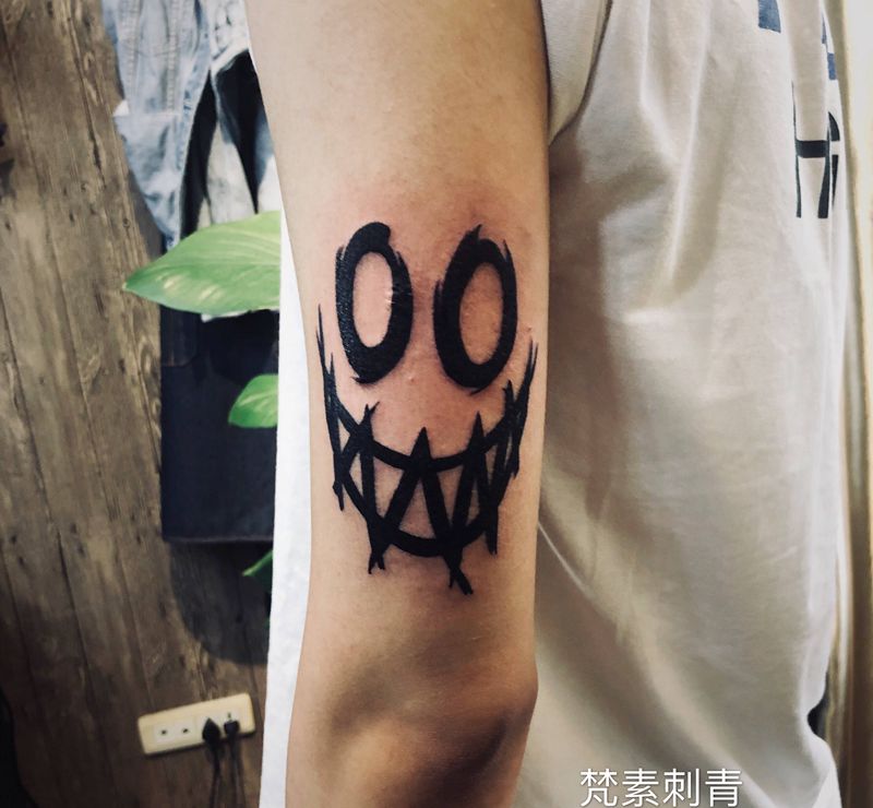 笑脸纹身图片_手臂纹身图案