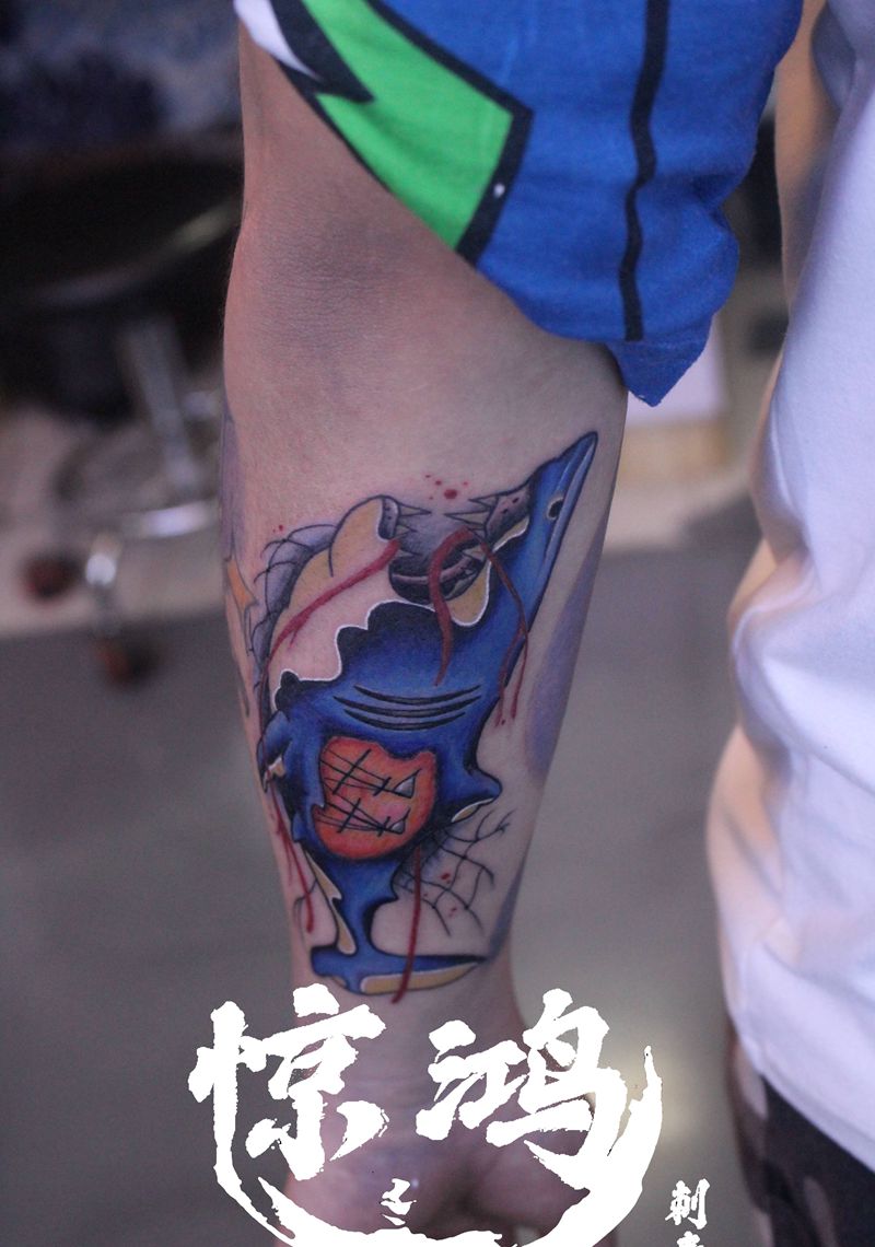 School 小鲨鱼纹身图片_手臂New School纹身图案
